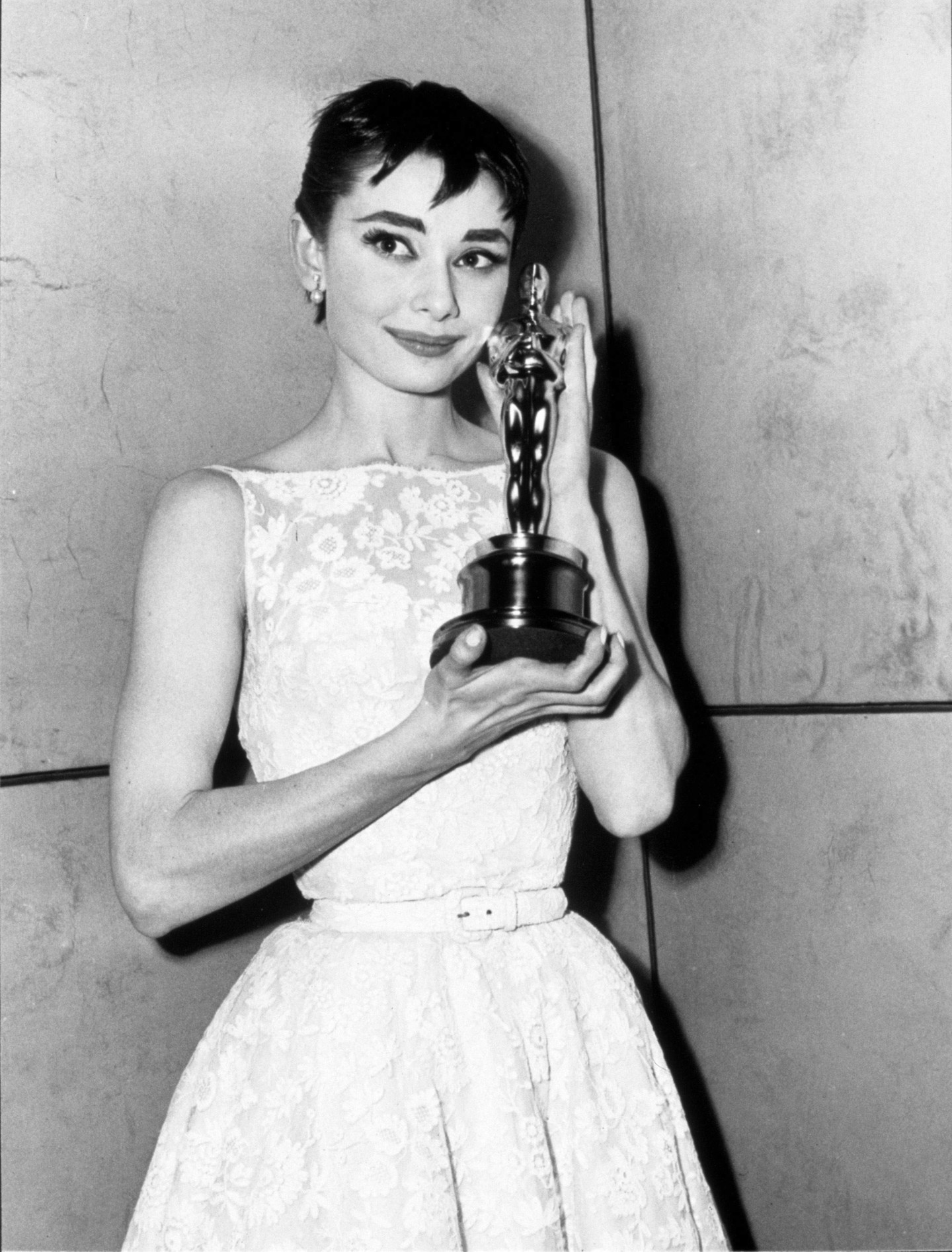 1954, Audrey Hepburn - Hubert de Givenchy finom virágmintás, öves ruhájában vette át az Oscar-díjat Audrey Hepburn a Római vakációban nyújtott alakításáért. Ez a darab a színésznő által kedvelt csónaknyakú stílust mutatja be. A ruha tökéletes példája volt annak, hogy a híres tervező olyan darabokat tud készíteni, amelyek tükrözik a múzsája kifinomultságának és bájosságának egyedülálló keverékét. 
