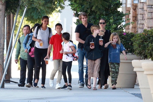 Ritka pillanat! Angelina Jolie mind a 6 gyerekét láthatod és még a szingli életről is nyilatkozott!