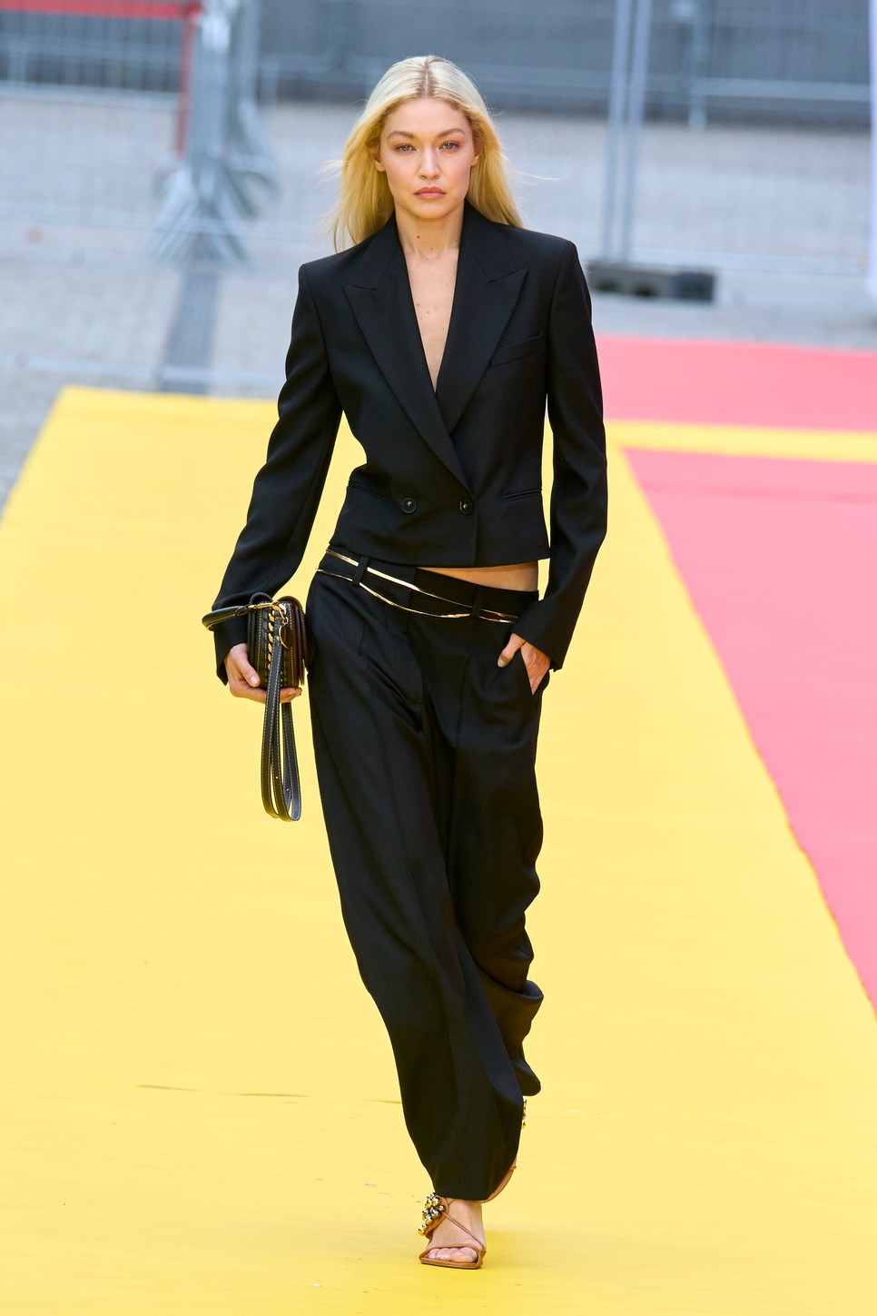 Stella McCartney 2023-as tavaszi-nyári kollekciójának bőszárú nadrágja