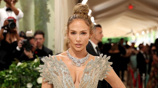 Met-gála: Jennifer Lopez lélegzetelállító meztelenruháját 2,5 millió gyöngy díszítette
