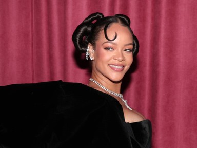 Rihanna csodaszép, fehérneműs fotókkal ünnepel - és van mit