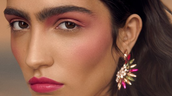 Toronymagasan ez az idei nyár kedvenc sminktrendje: a naplemente pirosítás egyszerre bátor és erőteljes