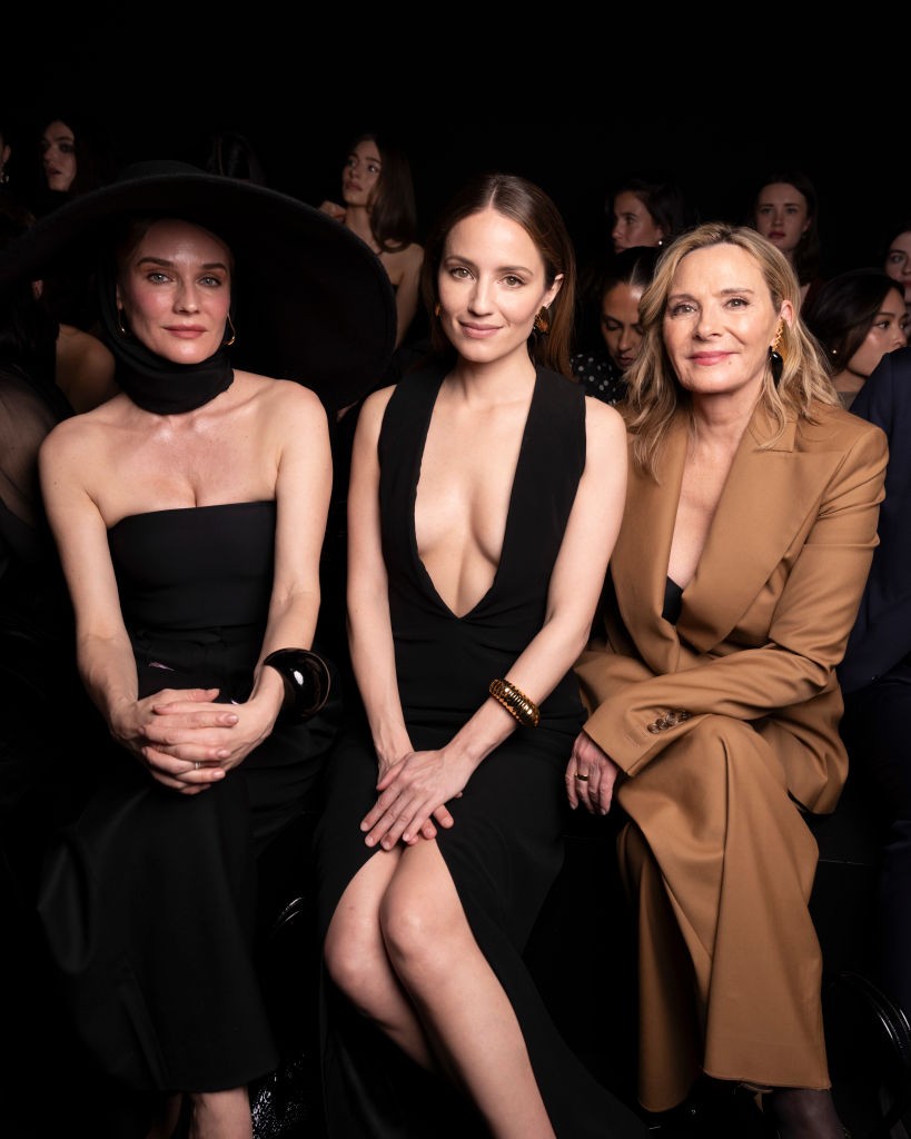 Micsoda remek társaságot kapott Kim Cattrall, aki Diane Kruger és Dianna Agron mellett, az első sorból nézhette a Nina Ricci őszi-téli kollekciójának bemutatóját