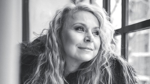 Szirtes Edina: „Mindenki választ magának egy álarcot, túlélésként”