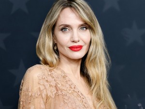 Angelina Jolie melltartó nélkül, átlátszó ruhában vonult végig a Critics Choice Awards vörös szőnyegén