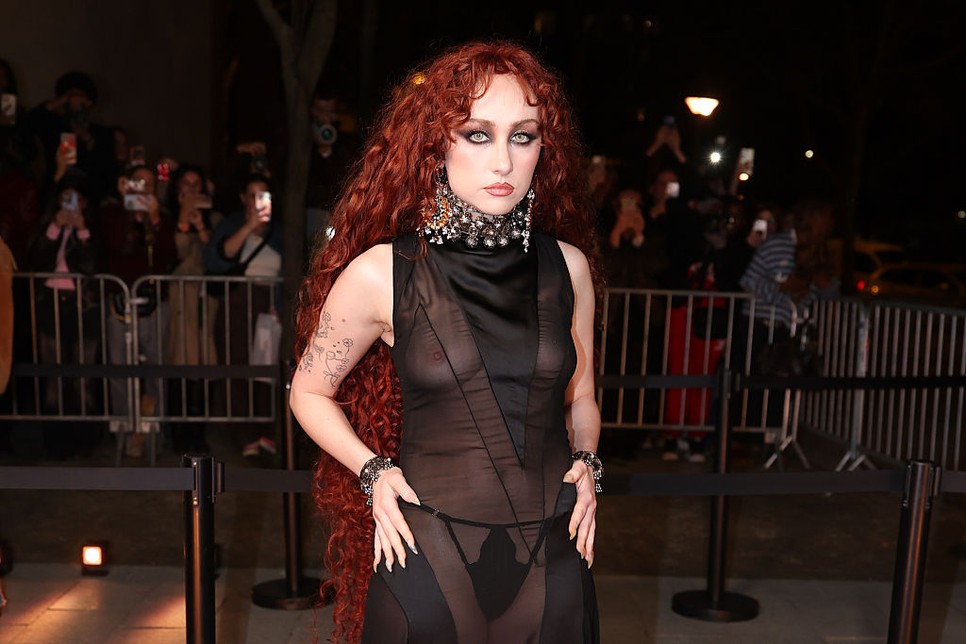 Chappell Roan melltartó nélkül, átlátszó szettben hódított a párizsi divathéten