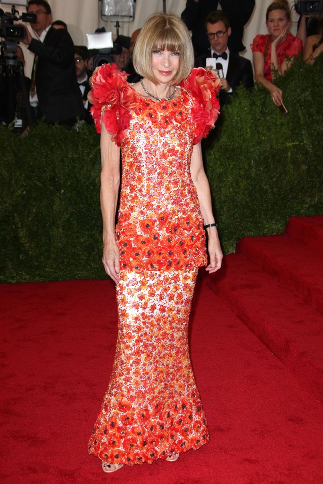 A Vogue nagyasszonya, Anna Wintour egy Chanel kreációban érkezett, a gyönyörű ruhában azonban mintha elveszett volna a viselője