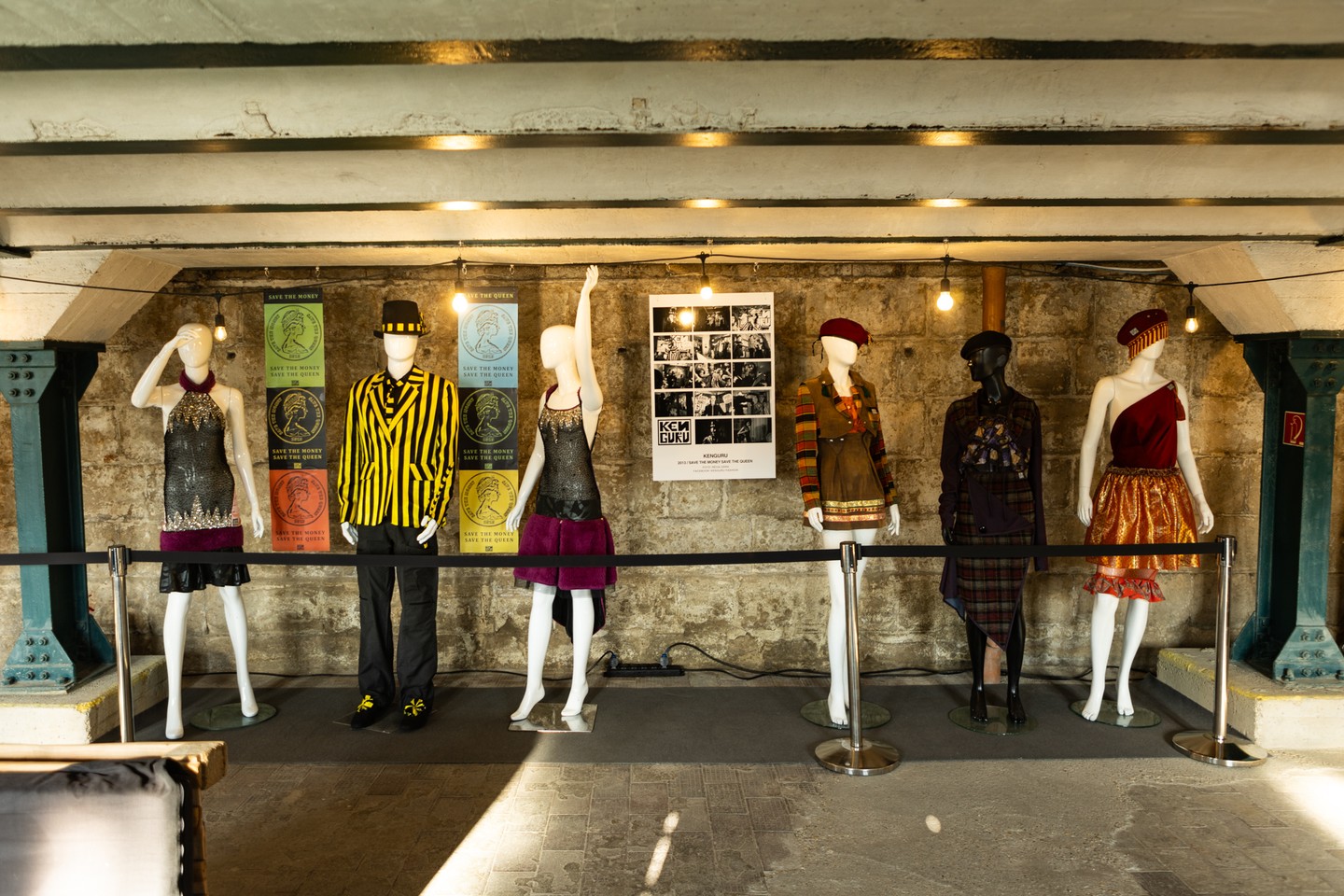 Kenguru 30. jubileumi kiállítás a Viadukt Bárban, Budepesten