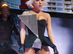 Lady Gaga maga tervezi ruháit