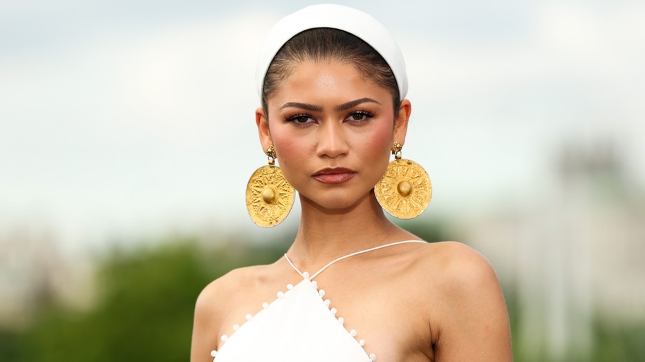 Zendaya egy hátul mélyen kivágott, görög istennő ihlette ruhában nyűgözte le a közönséget