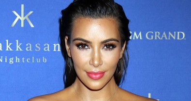 Fekete kukazsákba tekerte magát Kim Kardashian