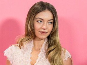 Sydney Sweeney drasztikusan átalakult: rövid hajjal vonult végig a vörös szőnyegen