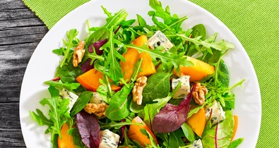 Jöhet egy könnyed vacsora? Készíts barackos-kéksajtos salátát!