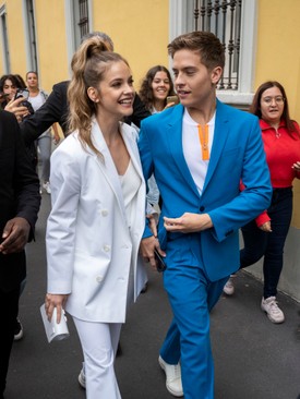 Palvin Barbara és Dylan Sprouse kézen fogva sétálnak, ezzel is jelzik, hogy összetartoznak