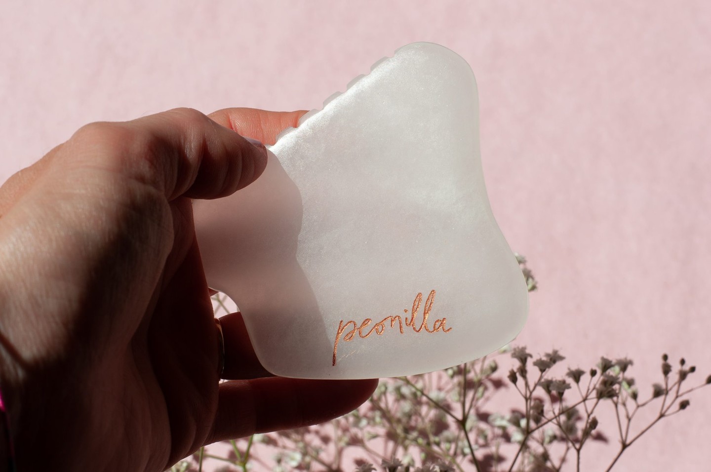 A fehér jáde a bőrre szuper méregtelenítő hatású, erősíti a barrier védőköpenyét, ezért érzékeny, irritatív, akár rosaceás bőrre is tökéletes választás. Fehér Jáde Gua Sha PEONILLA 9900 Ft - peonilla.com