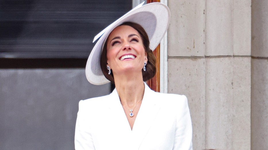  Katalin hercegné a királynő tiszteletére tartott katonai díszszemlén