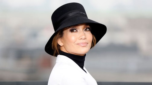 Ez aztán a bosszúruha! Jennifer Lopez hatalmas dekoltázsa mindent visz, csak úgy árad belőle a meztelenség