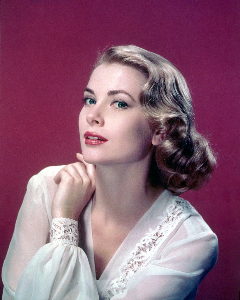 Grace Kelly egy csipkével díszített felsőben 1955 környékén