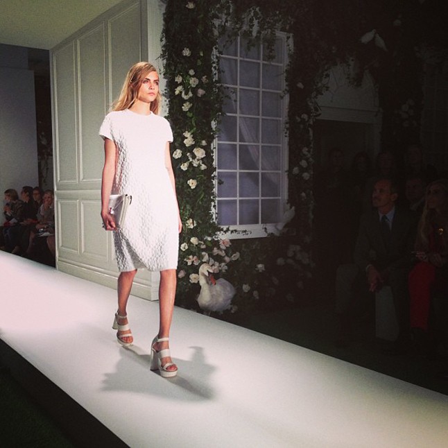 Cara Delevingne a Mulberry show-ján.