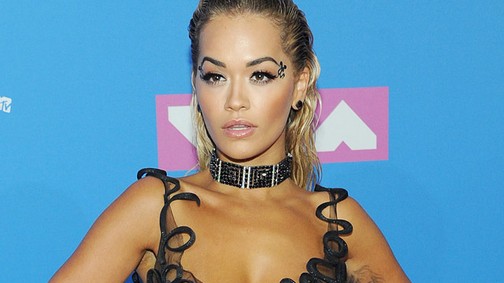 Rita Ora úgy közszemlére tette melleit, mint még soha