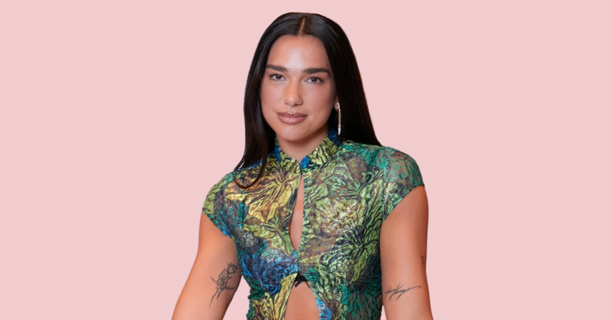 Dua Lipa meztelenfelsője egyszerre volt merész és éteri, az énekesnő Schiaparelliben tündökölt