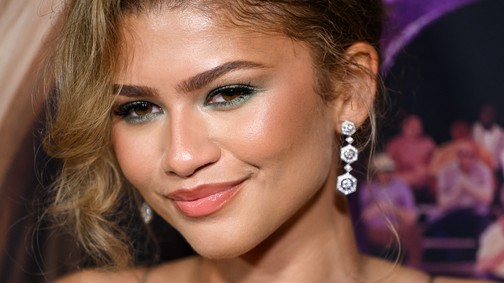 Zendaya meztelenszoknyája álomszép, szinte csak fehérneműben lépett ki az utcára