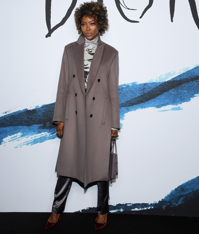 A hét egyik legstílusosabb sztárja szerintünk Naomi Campbell volt, aki a párizsi férfi divathéten az első sorból nem hiányzott a legnagyobb bemutatókon, imádtuk a télies, de nagyon is vagány szettjeit, például a Dior show-n