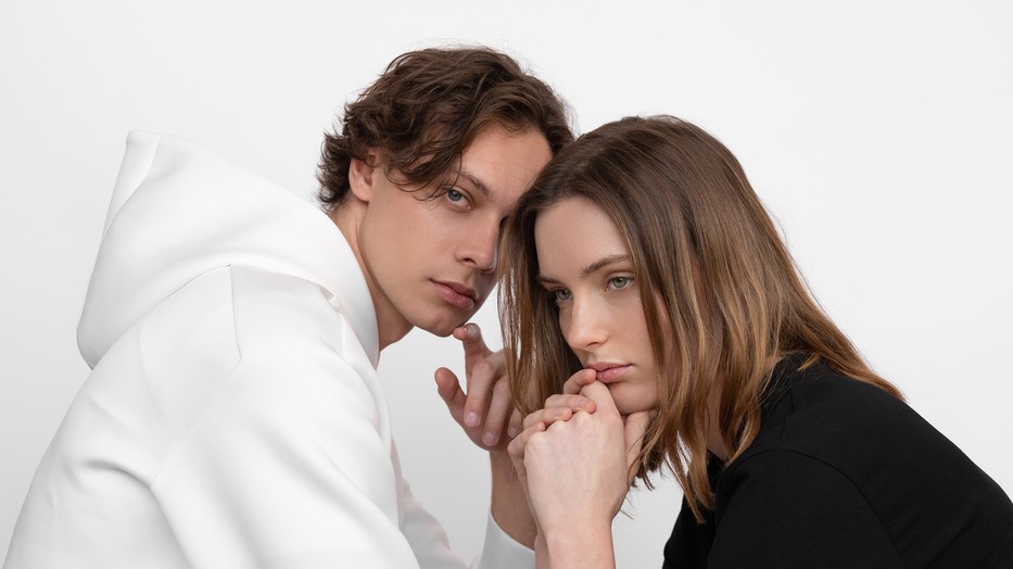 A minimalista, fekete-fehér szettek mindenkinek jól állnak, és kifinomulttá, egyben modernné teszi a megjelenéseteket. Nem csak szerelmespároknak!