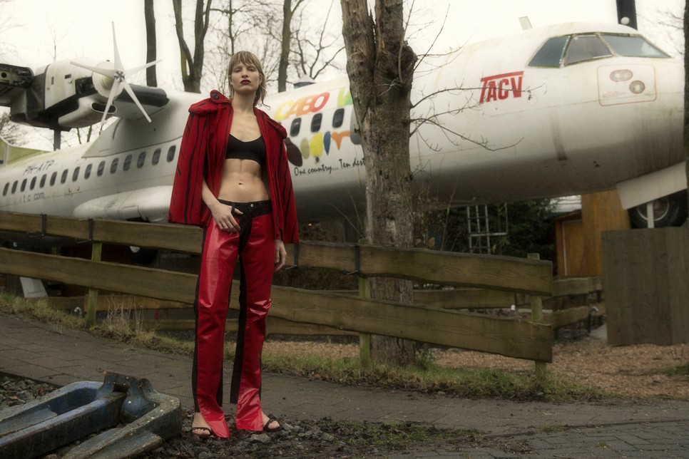  Pelerin és nadrág REMI | Melltartó OYSHO | Szandál SIGERSON MORRISON