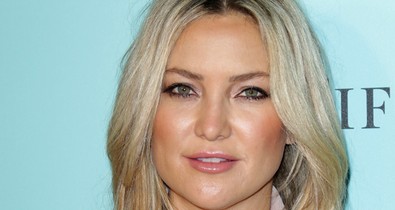 Kate Hudson szuper mély kivágású ruhában