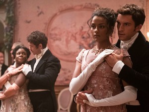 Tombol a Bridgerton-láz: de miért imádjuk annyira a kiszámítható, slow burn típusú sorozatokat?