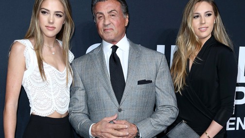 Egy család, ahol apu a szoláriumfüggő: Stallone és lányai