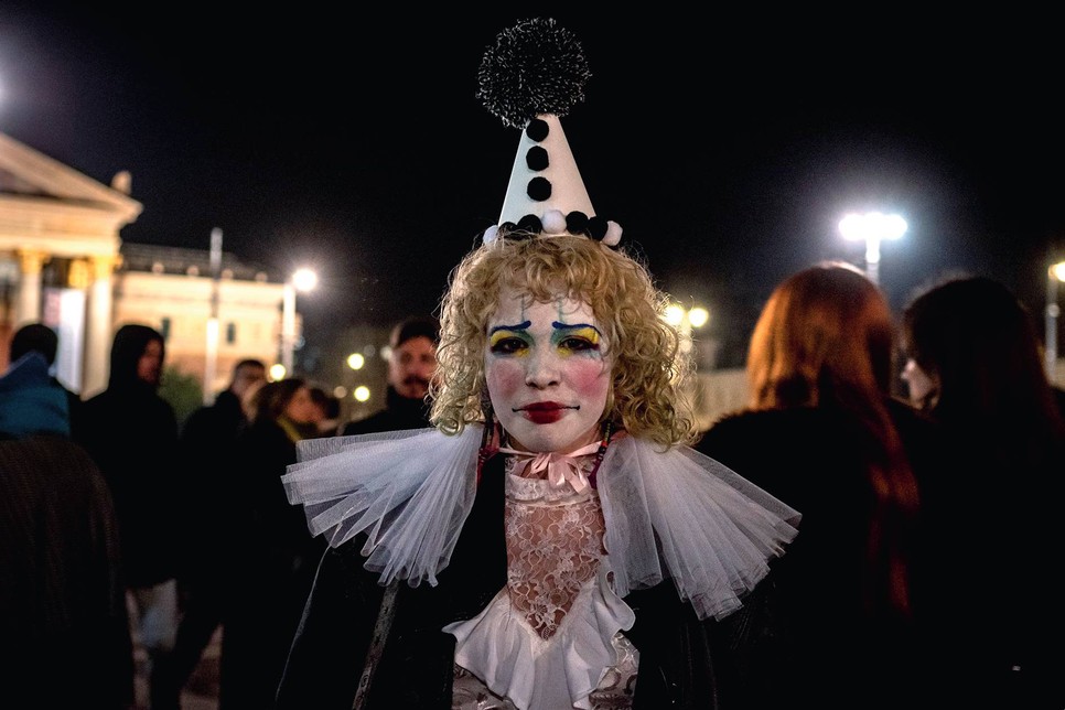 Csoszó Gabriella dühös lett és rájött, hogy a képeivel segítheti a demokráciáért küzdő csoportokat, mozgalmakat. Ilyen volt például 2024-ben az „Odakint most szörnyek járnak – Kiállás az áldozatokért, a gyerekekért, az egészséges társadalomért”
