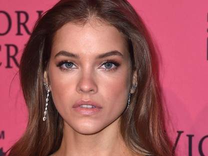 Palvin Barbara és Dylan Sprouse egy nagy zacskó hamburgerrel érkeztek a Victoria`s Secret pink szőnyegére