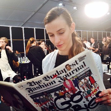 Szepesi Melinda a The Budapest Fashion Journal legfrissebb számát böngészi.