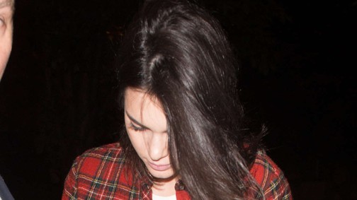 Most oldalról villantott cicit Kendall Jenner
