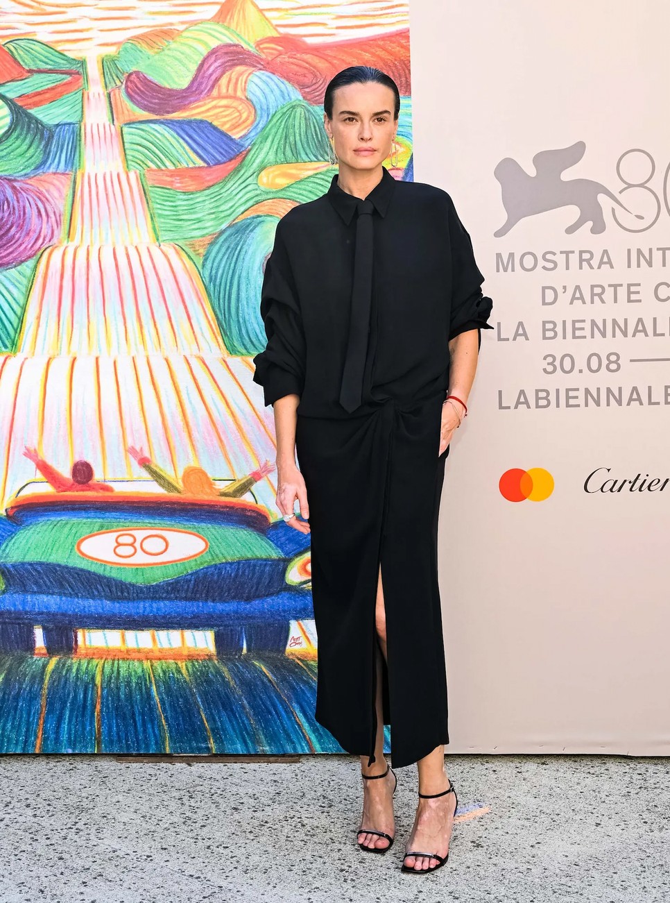 Fekete nyakkendő a lidón: csodás fekete ruha a Valentino divatháztól, és az elmaradhatatlan nyakkendő Kasia Smutniak-on