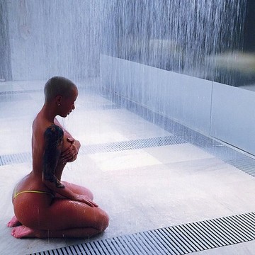 Amber Rose nem szégyenlős, de januárban egy művészi fotósorozat kedvéért dobta le a ruháit.