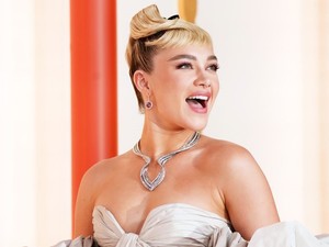 Florence Pugh teljesen áttetsző ruhában szabadította fel a melleit