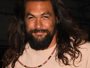 Sosem gondoltuk volna, de istenien kombinálta Jason Momoa a lilát a rózsaszínnel