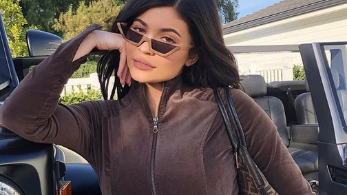 Két hónappal a szülés után Kylie Jenner neonrózsaszín hajjal vadul a fesztiválon!