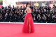 Jenna Ortega 2024-ben élete egyik legmerészebb ruháját viselte a velencei filmfesztiválon: egy piros Christian Dior pucérruhára esett a választása, ami a hátát teljesen szabadon hagyta. 