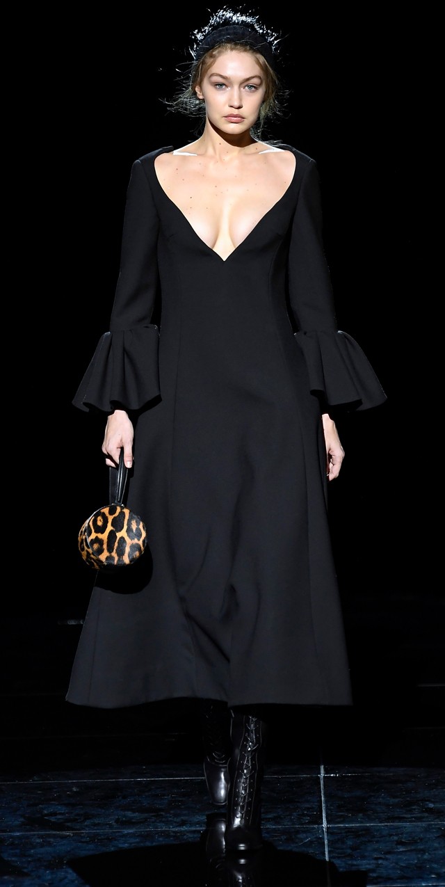 A hónap dekoltázsa: Gigi Hadid hatalmasat villantott a kifutón