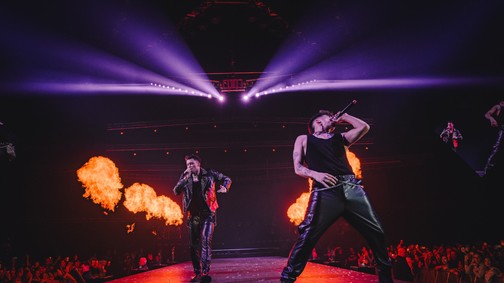 Videón, ahogy Valkusz Milán haja lángra kap koncert közben