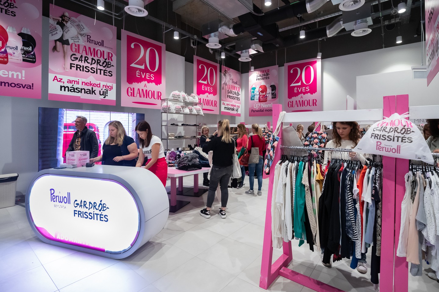 A GLAMOUR Gardróbfrissítés Popup üzlete szeptember 28-án, és szeptember 29-én, az Etele Plazában várta a vásárlókat