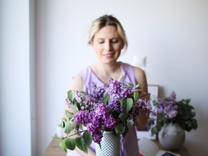 A friss virágok látványa és egy stílusos szett mindig feldobja a napot