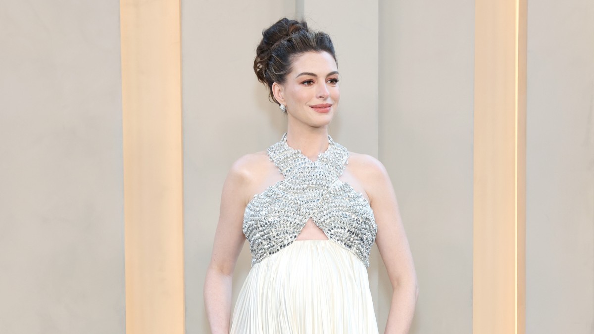 Anne Hathaway végtelenül kínos helyzetbe került a vörös szőnyegen, nyilvánosan kért bocsánatot