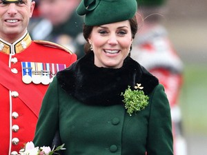 A legédesebb dolog ma: Katalin hercegné próbál megsimogatni egy gigantikus kutyust!