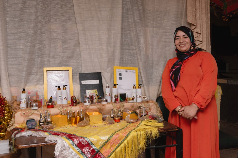 Hafida egy saját, természetes alapanyagokra épülő kozmetikai vállalkozást vezet, amihez az otthonában kialakított műhelyében sajtolja az argán olajat.