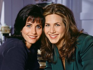 Jennifer Aniston szájrapuszis fotóval köszöntötte Courtney Coxot születésnapján